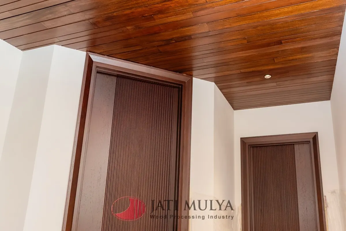 Pemasangan Pintu Kayu